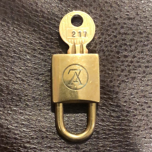 Vintage LV Louis Vuitton Padlock Lock & Key 217 - Picture 4 of 15